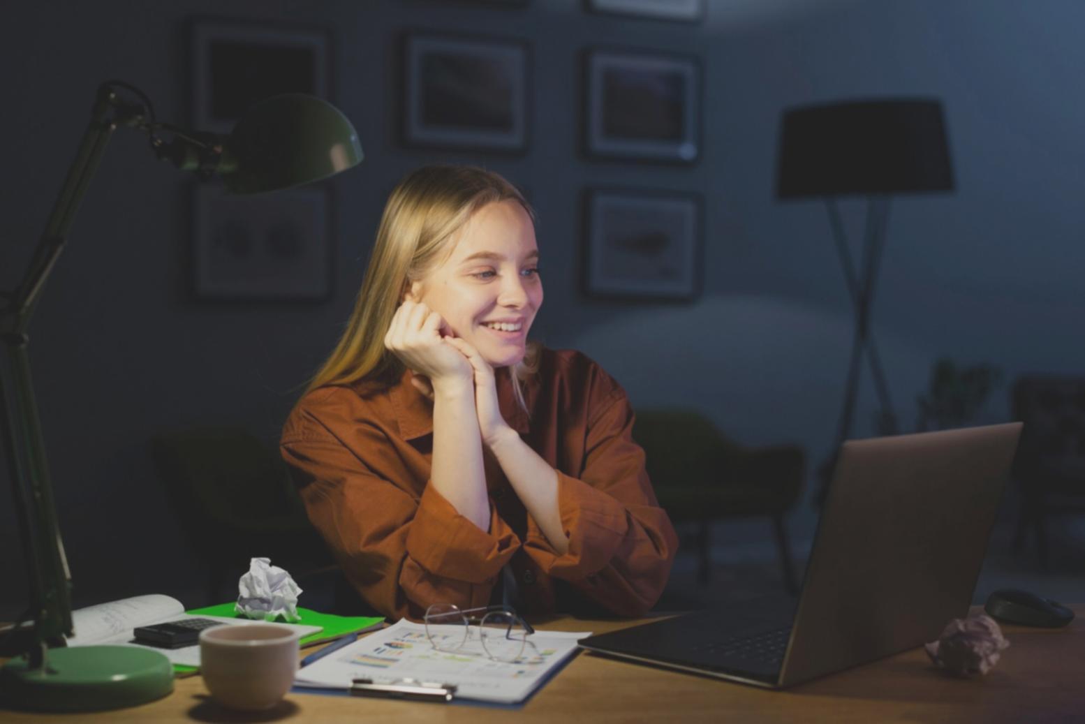 Momento di discussione durante un evento letterario con focus sulla narrativa