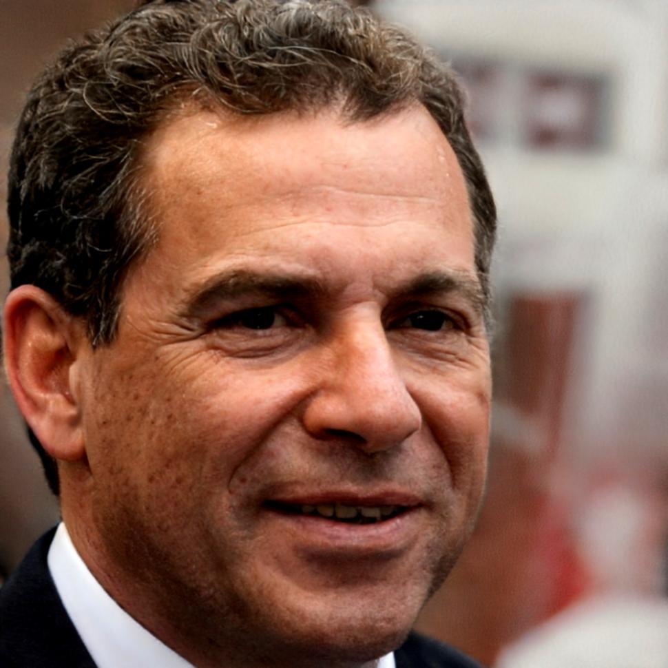 Docente specializzato in narrativa di genere durante una sessione formativa