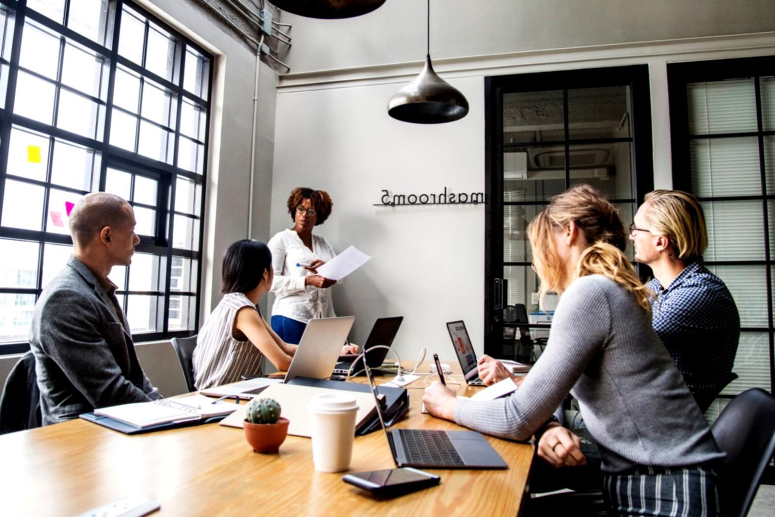 Ambiente di lavoro per scrittura e revisione testi narrativi