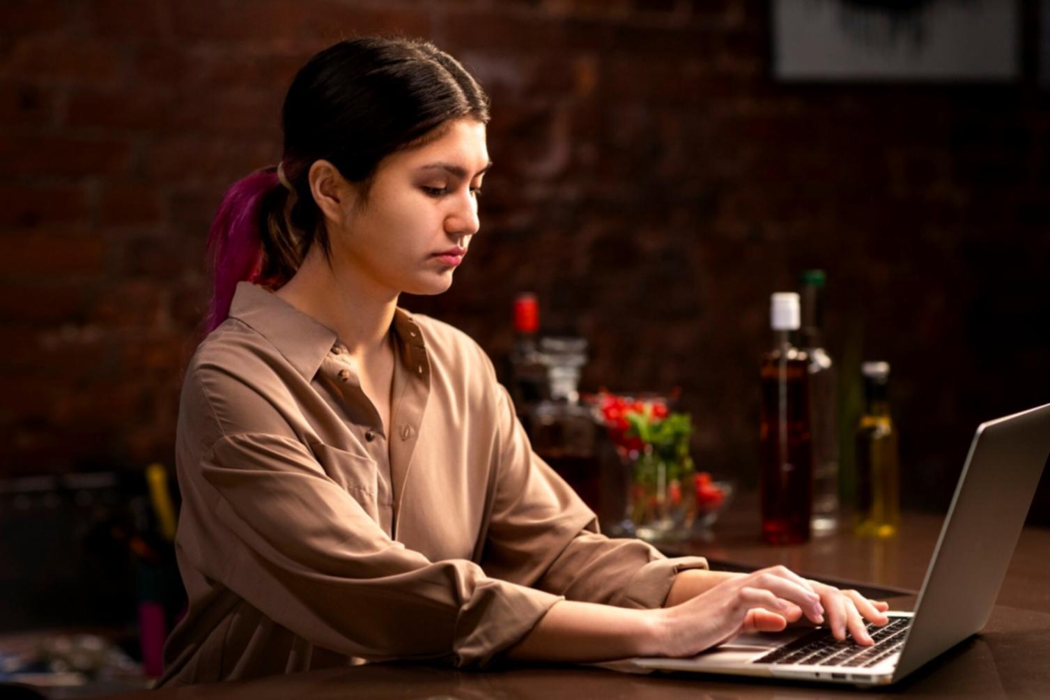 Ambiente creativo per scrittura narrativa e sviluppo personaggi