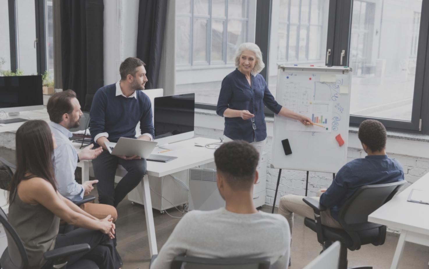 Partecipanti al workshop di narrativa che condividono idee creative in un ambiente collaborativo